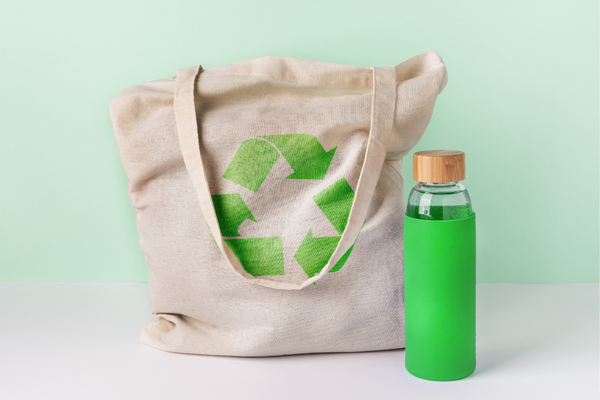 Materiales reciclables en caja de cartón