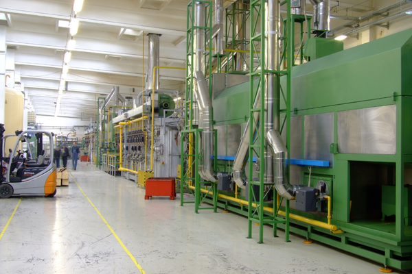 Línea de producción industrial con botellas verdes