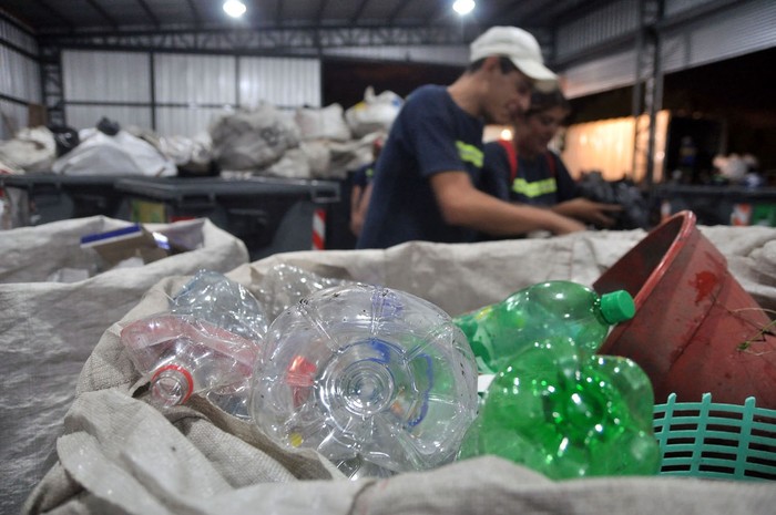 Maquinaria industrial procesando materiales reciclables